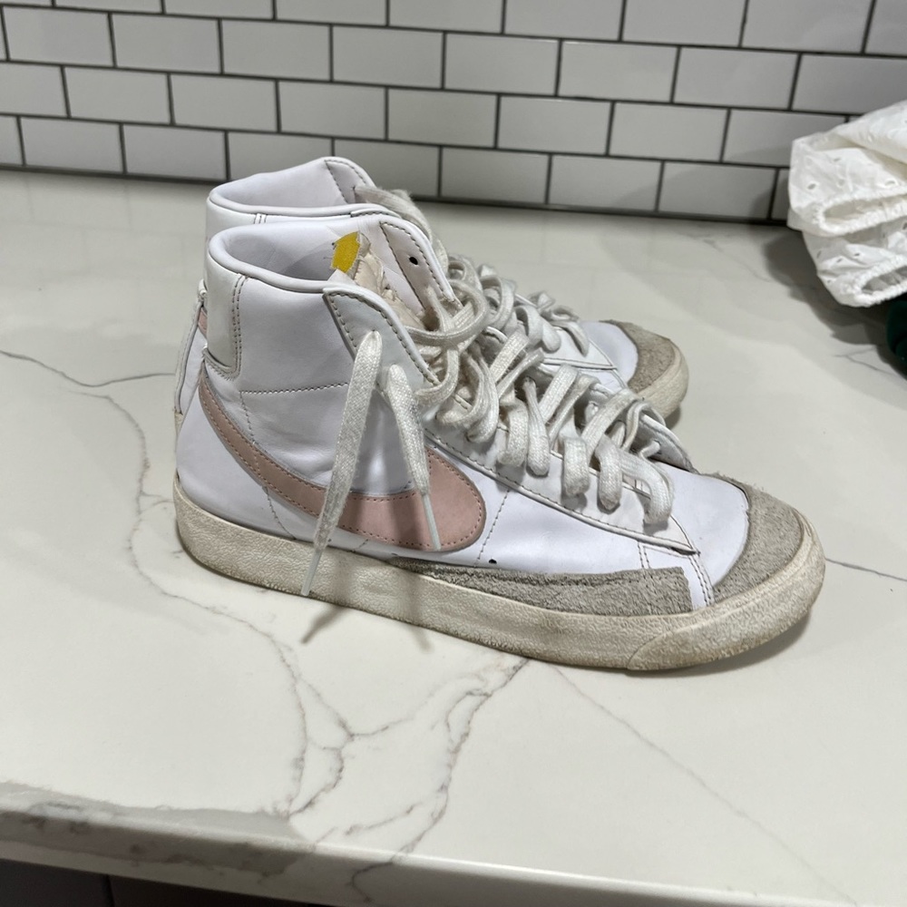 Nike Blazer white with pink